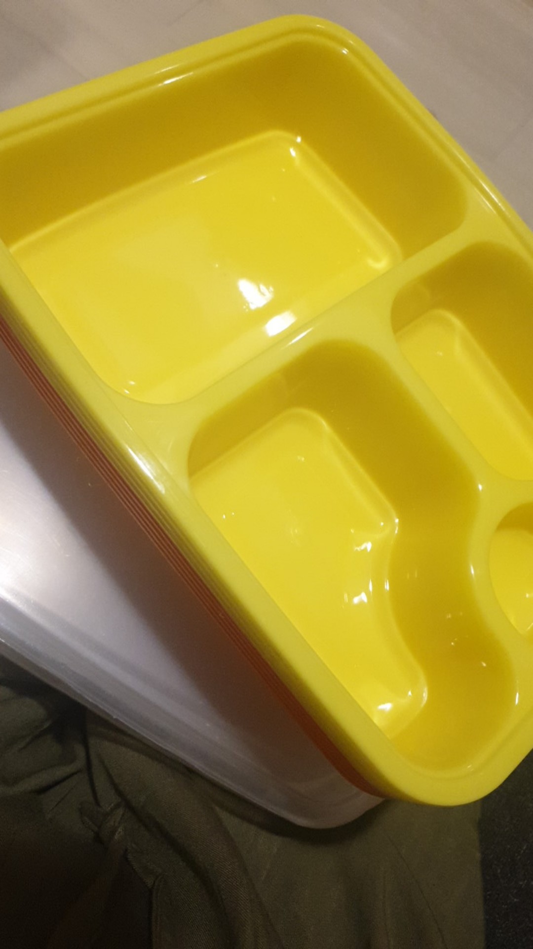 Kotak Makan Plastik Sekat 3+1 Warna Warni Dgn Tutup/ Box Bento Sekat