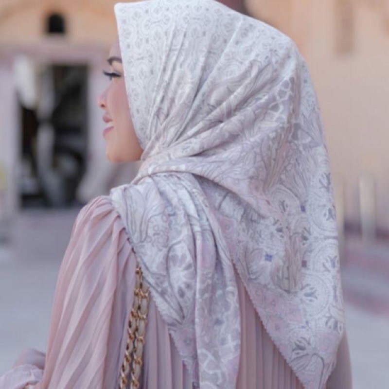 Buttonscarves Preloved Maharani Safed