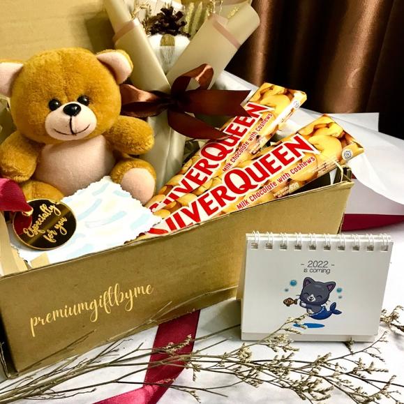 

CHH HAMPERS SOSWEET Cokelat Silverqueen 62gr Buket Bunga Dried Flower Bucket Boneka Doll Kado Ultah Hadiah Valentine Pernikahan Gift Paket Wisuda Ulang Tahun Tunangan Kelahiran Hampers Premium Murah Unik Estetik Aesthetic Sahabat Pacar Istri Bayi Anak Box