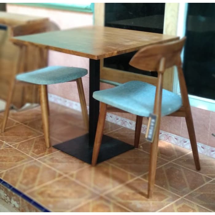 Meja Kotak Kaki Besi