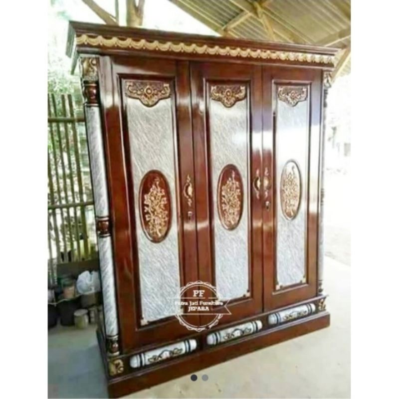 Lemari pakaian pintu 3 - Almari ukir warna kombinasi bahan kayu jati