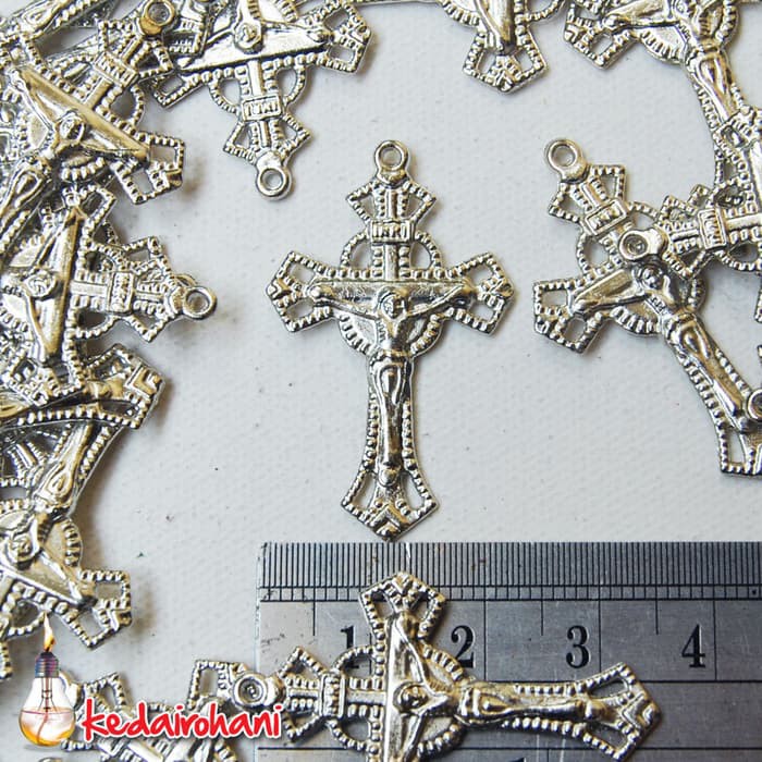 Cross Bandul Salib Yesus Logam Bahan Souvenir Ganci Kalung Rosario