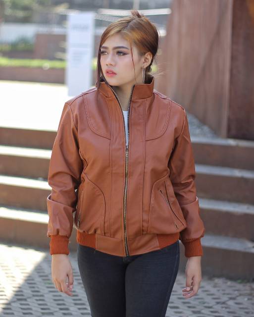 Jaket kulit keren wanita