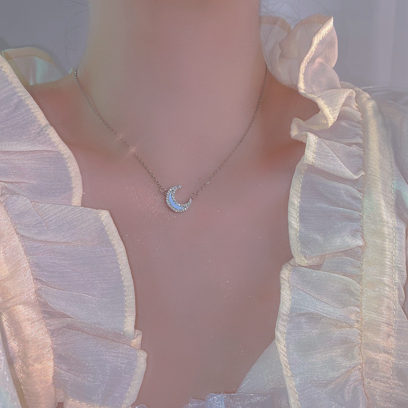 Kalung Rantai Klavikula Liontin Bulan Sabit Lapis Perak Aksen Kristal Untuk Wanita