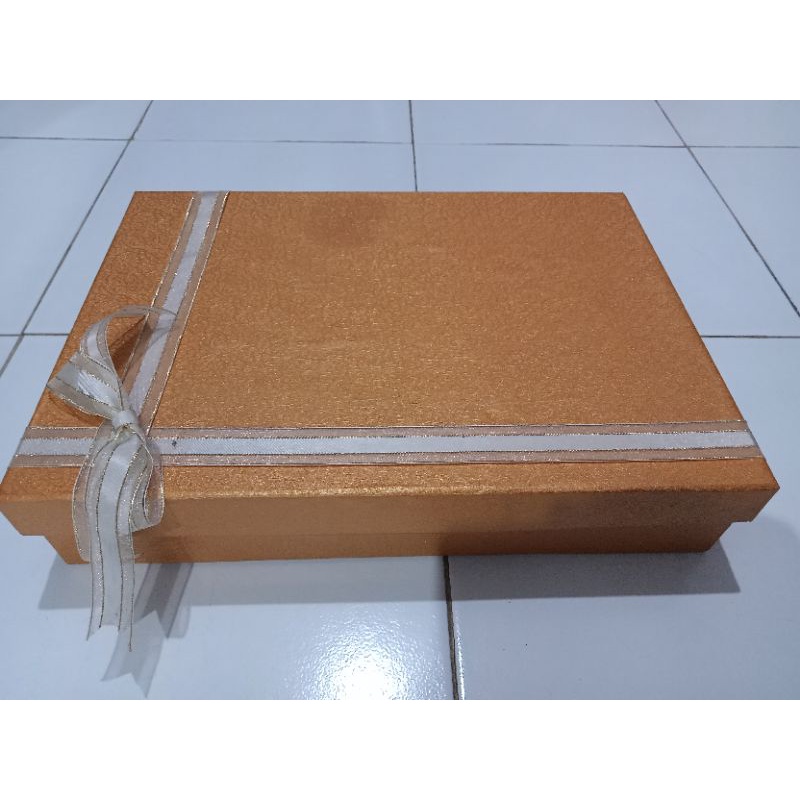 

kotak kado 15x15x15 cm gold
