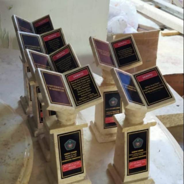 Patung wisuda bahan marmer asli khas Tulungagung