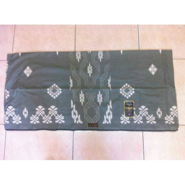 Sarung biji kurma motif batik