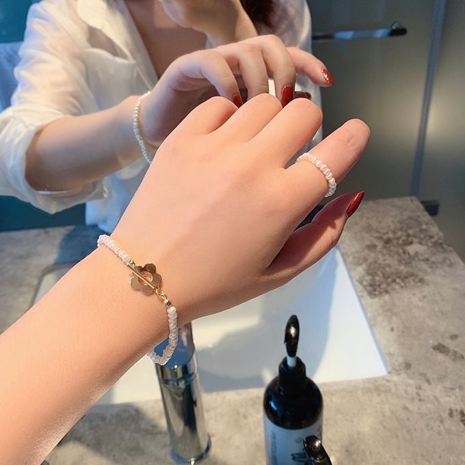 Kalung Gelang Rantai Klavikula Desain Bunga Mutiara Bahan Logam Gaya Retro Korea Untuk Wanita