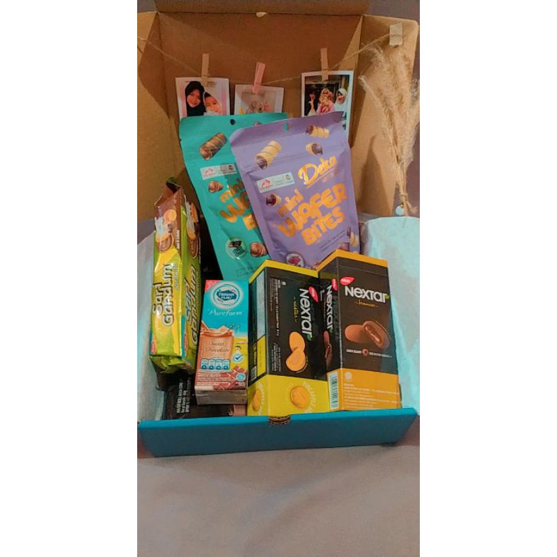 

SNACK BOX| SNACK BOX CUSTOM| HAMPRES| GIFT BOX| KADO ULTAH/WISUDA +POLAROID