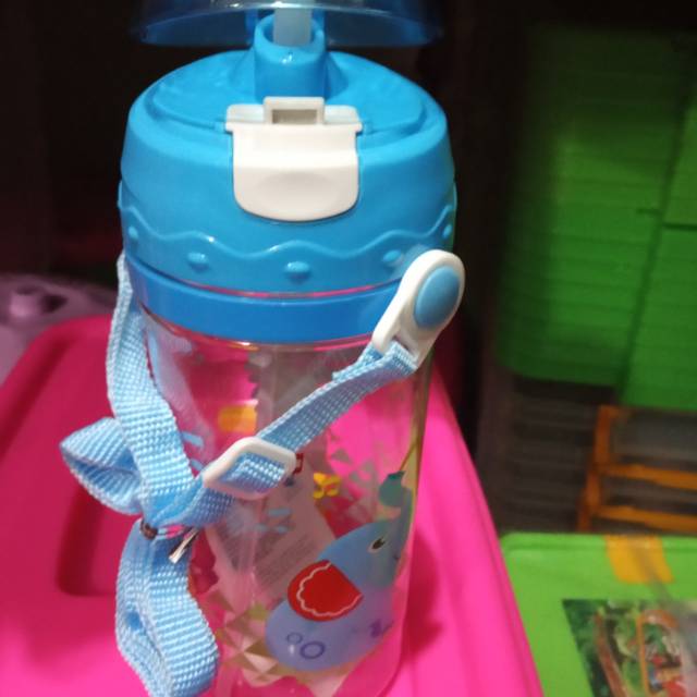 

Sanata botol minum komplit sama sedotan. Isi 600 mili cocok dibawa kemana aja..