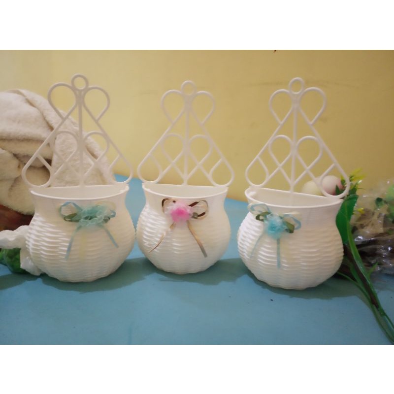 Grosir pot sabby putih/pot tempel dinding putih cantik/pot plastik anyaman murah/bahan bunga stoking