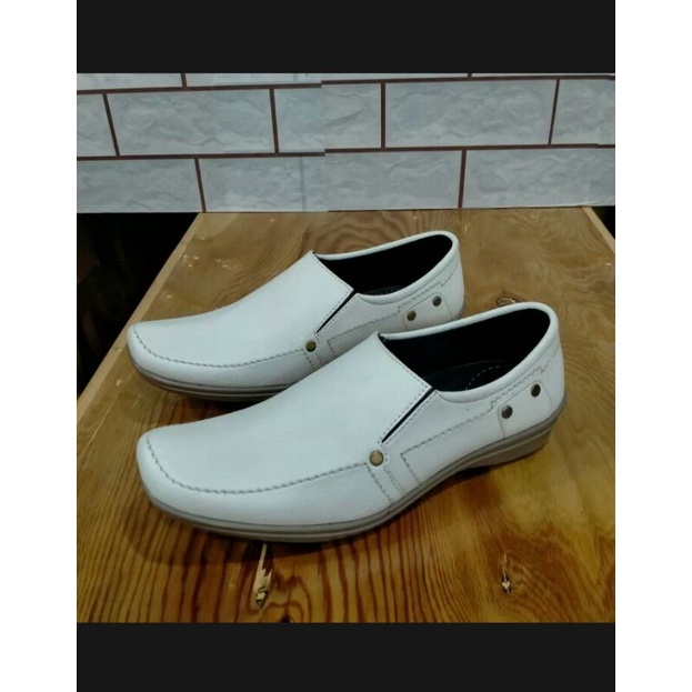 sepatu kerja putih/sepatu casual putih/sepatu putih kuliah kesehatan