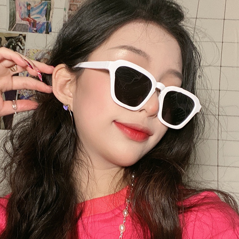 Kacamata Sunglass Model Simpel Dengan Kotak, Warna Polos