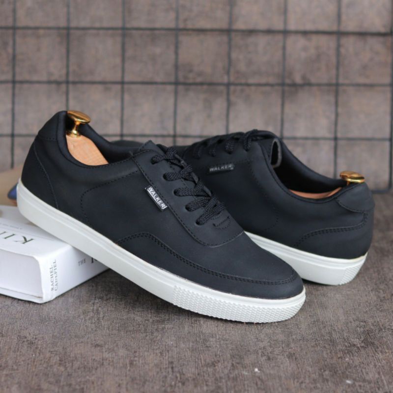 Sepatu Casual Pria Sneakers Kulit PU Polos Hitam Kets Santai Kasual Kerja Original Trendi