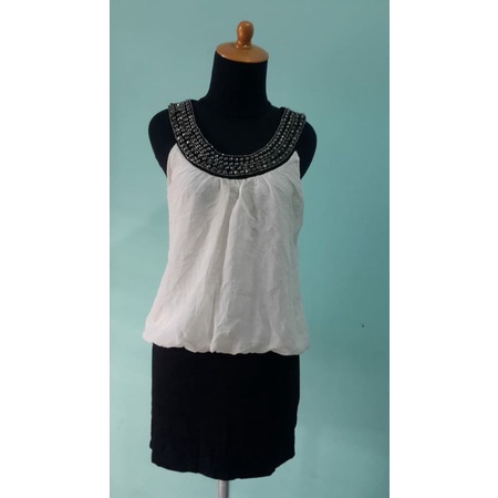 Atasan manik-manik hitam putih