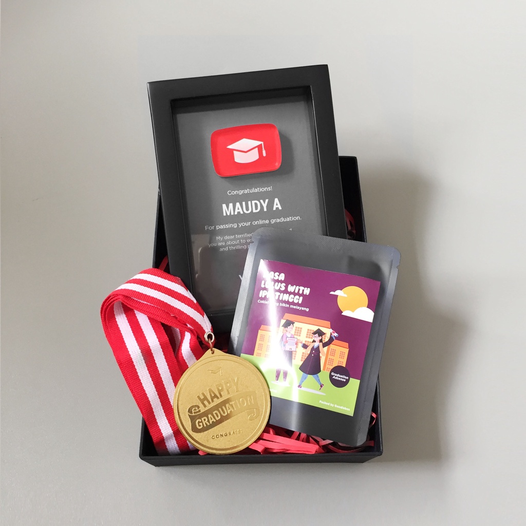 

Kado Wisuda Lulusan Graduation Button Sertifikat dan Medali Graduation dengan Frame Hitam Goodiebox