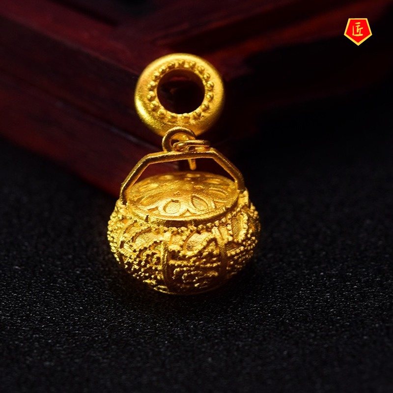 [Ready Stock]Golden Pendant Heart-Nourishing Exquisite and Special