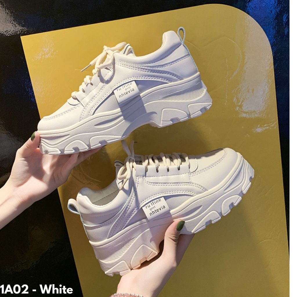 SNEAKERS PUTIH WANITA GAYA KOREA SOLE TINGGI NYAMAN KEKINIAN NYAMAN CASUAL PUTIH 1A02 TERBARU