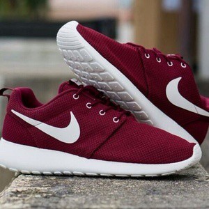 nike roshe runs maroon