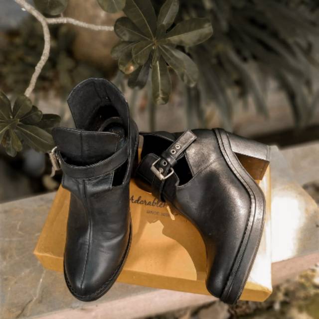 Sepatu adorable project boots