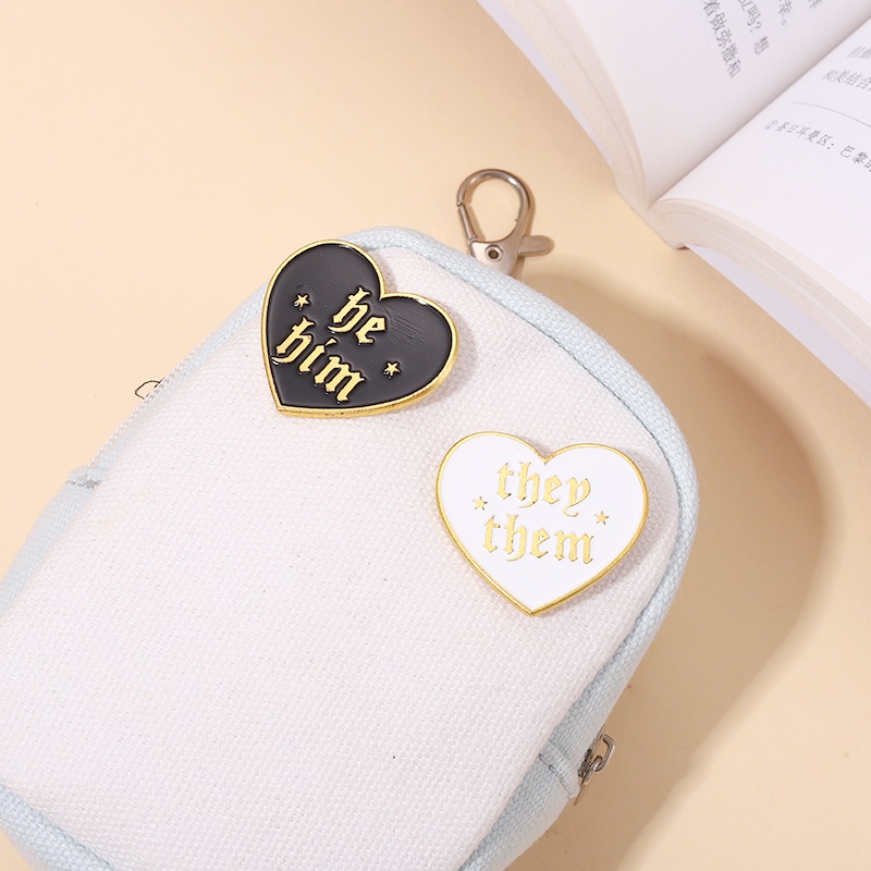 Bros Pin Enamel 3 Desain He She Pasang Tas Ransel