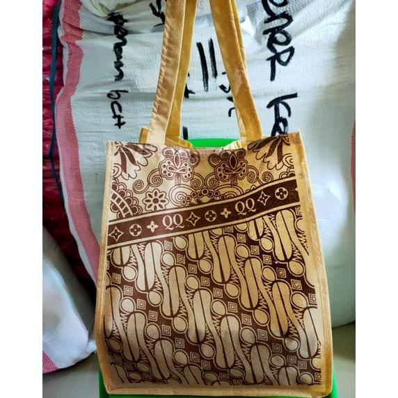 

Harga Lusin Isi 12 Pcs- Tas Heboh Batik Qq Size 22X22-No Request Warna