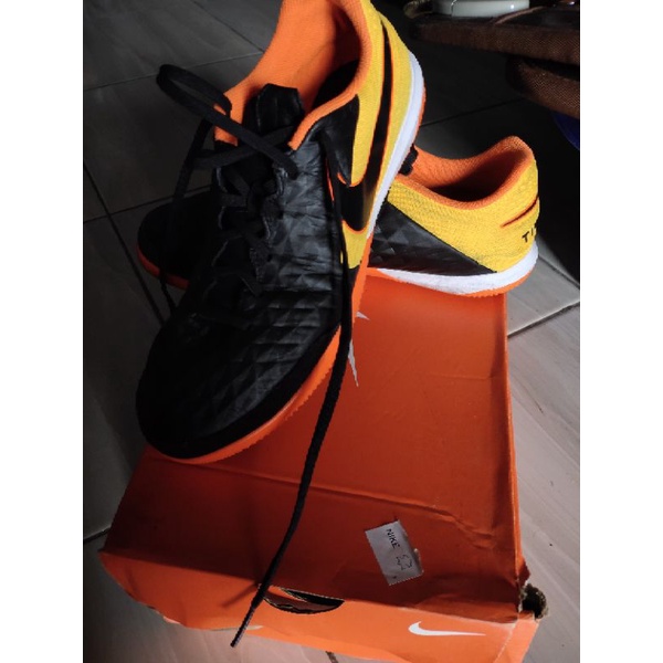 sepatu futsal nike academy 8
