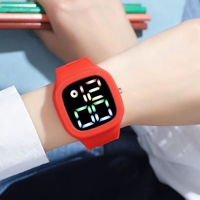 Jam Tangan Digital Wanita Pria Tahan Air Fashion Watch LED Tampilan Layar Besar Dengan Font Warna-warni M139