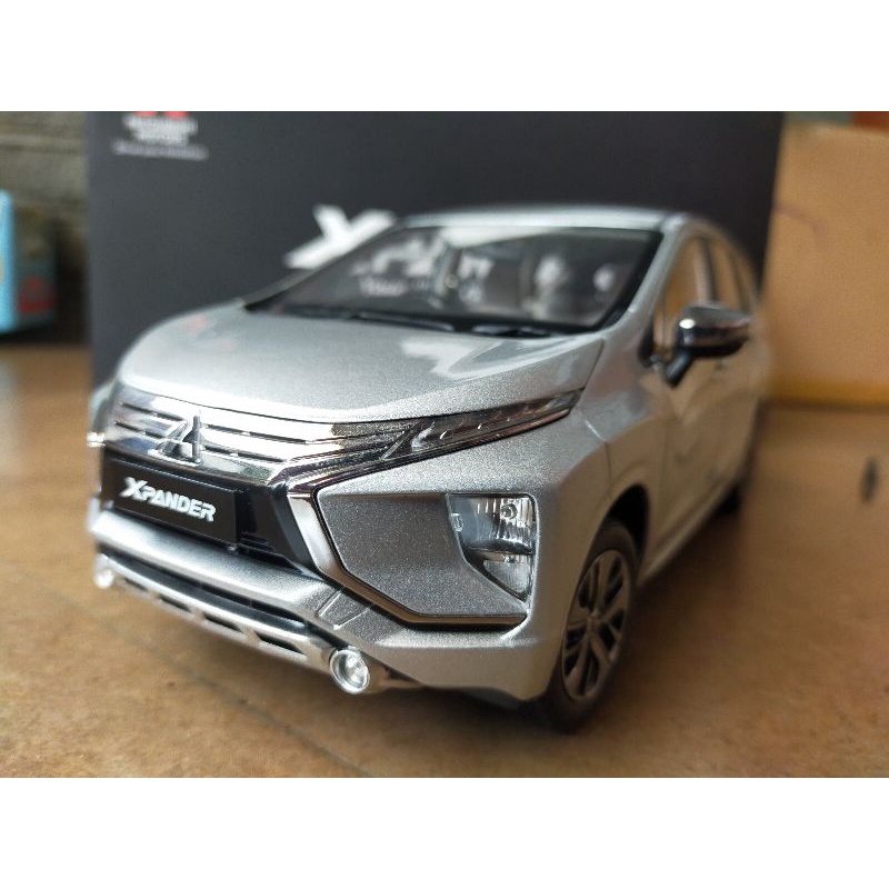 Mitsubishi Xpander Silver Diecast Skala 1:18