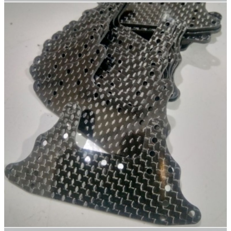 REP TAMIYA CARBON REAR BRAKE STAY  1,5MM POLOS