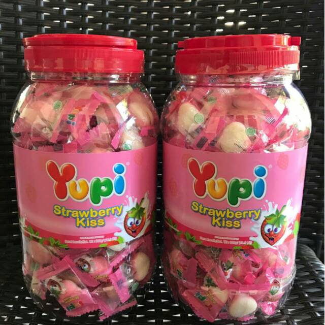 

Yupi Strawberry Kiss / candy / permen / camilan / cemilan tanya stok