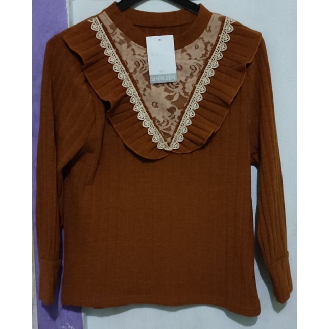 Blouse knit by SHERLEEN