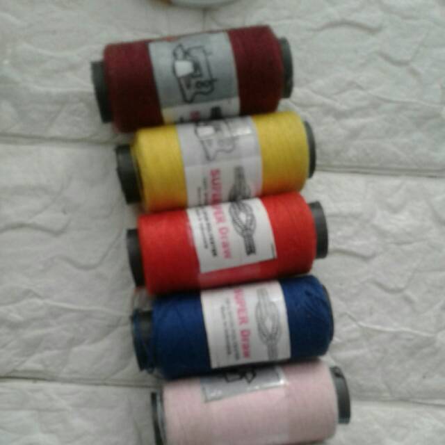 Benang jahit dan jarum jahit tangan