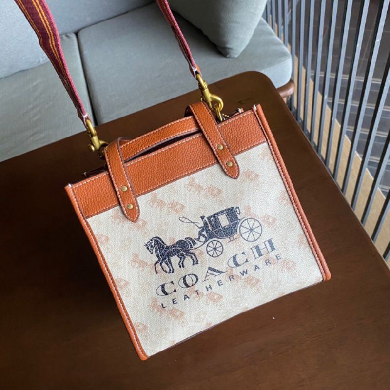 tas wanita SELEMPANG Field Tote TOTEBAG 22 With Horse And Carriage Print And Carriage Badge 8456