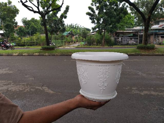 Pot bunga putih flora 25cm (CJP) + tatakan putih