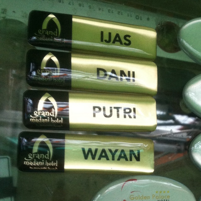 

Name Tag Kuningan Peniti Resin