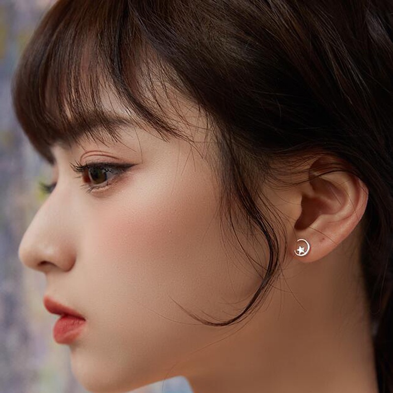 1 Pasang Anting Stud Desain Bulan Bintang Bahan S925 Silver Anti Alergi Untuk Aksesoris Pelajar