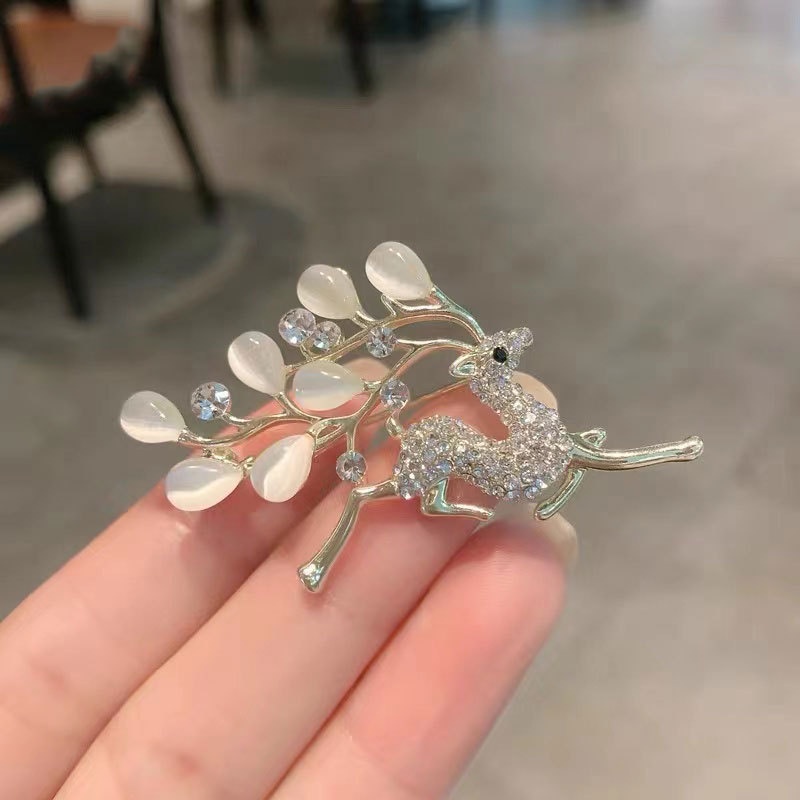 Bros Pin Bentuk Rusa Aksen Berlian Imitasi Untuk Wanita