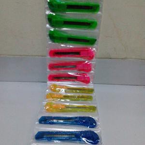 

cutter pisau pemotong warna warni