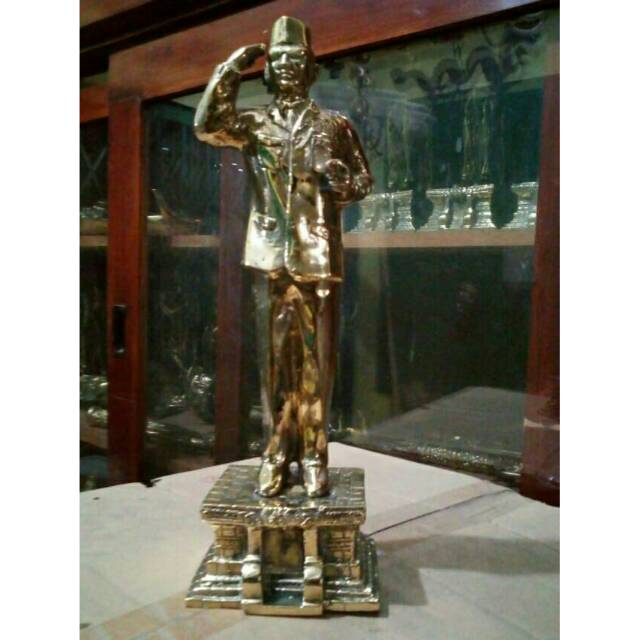 PATUNG KUNINGAN BUNG KARNO SOEKARNO