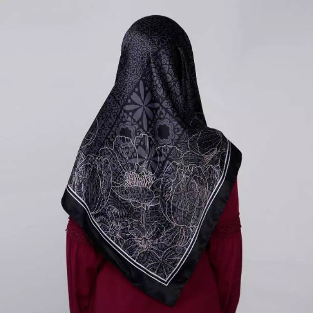 Jilbab Segiempat Zoya Saveria Scarf Satin Premium Black
