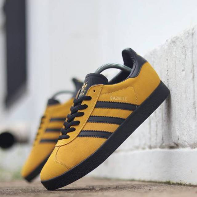 yellow and black gazelles