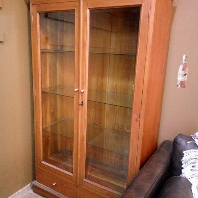 Lemari antik lemari pajangan,kayu jati yg serius inbok aja harga boleh nego tipis