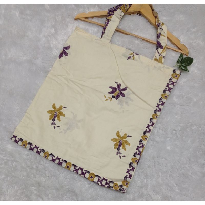 

Tas batik serbaguna dasaran putih ungu