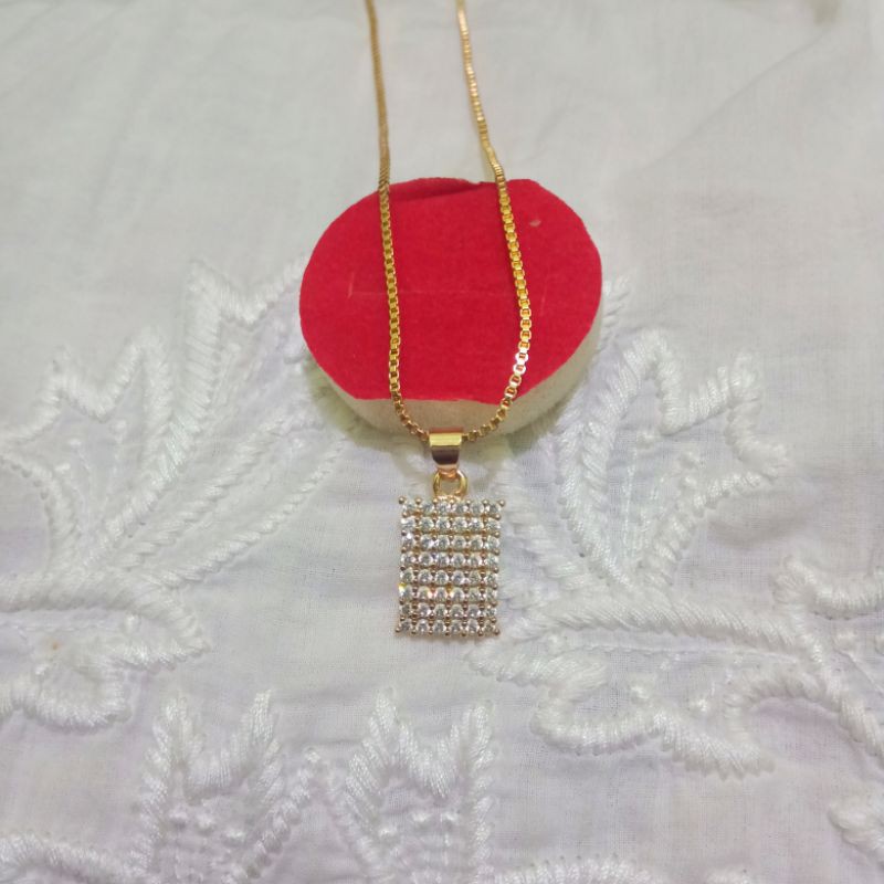 perhiasan satu set kalung liontin kotak