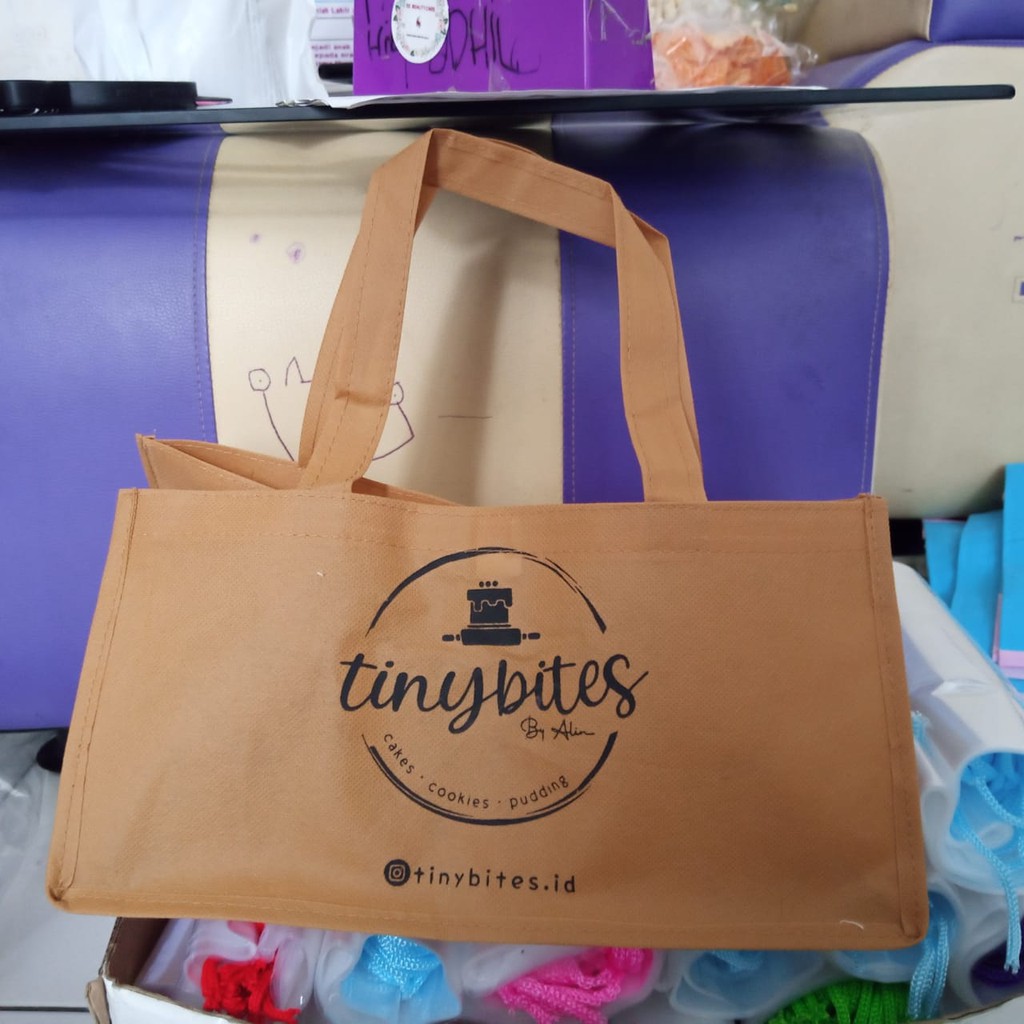 

[28x15 LEBAR 10] TAS SPUNBOND CUSTOM SABLON 1 SISI 1 WARNA