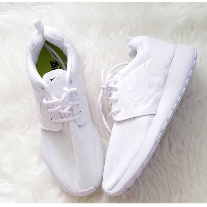 roshe run triple white