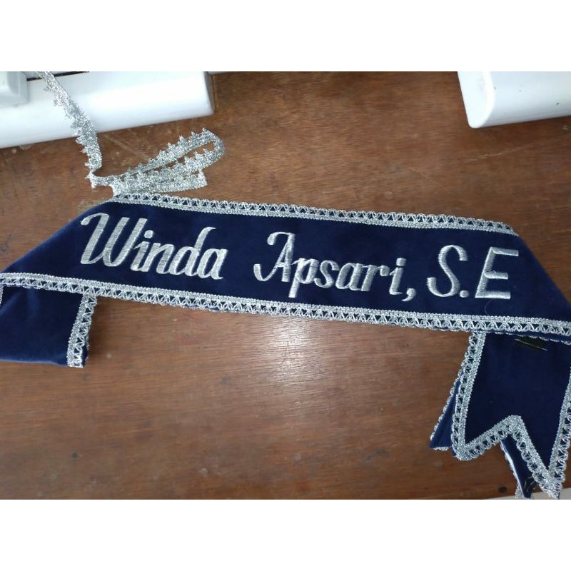 (1 HARI JADI) Selempang Wisuda bordir komputer bahan bludru/ Baldu Renda Terbaik