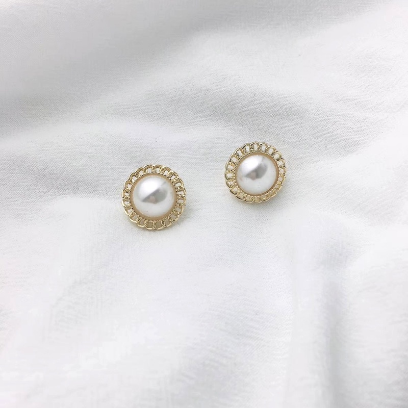 Anting Klip Lapis Emas Bentuk Bunga Aksen Mutiara Gaya Vintage Untuk Wanita