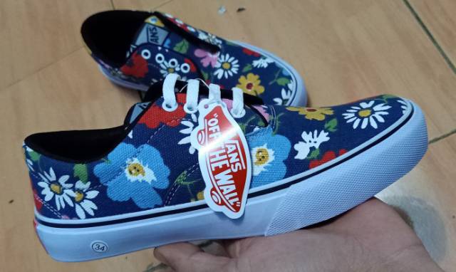 Sepatu casual motif karakter